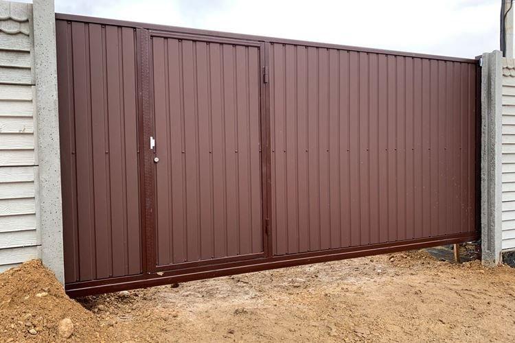 Portail à faire soi-même avec un guichet en carton ondulé - photos et idées