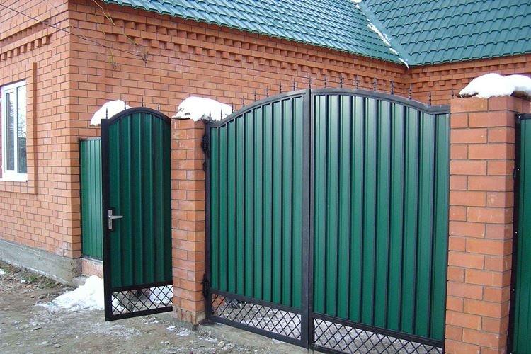 Portail à faire soi-même avec un guichet en carton ondulé - photos et idées