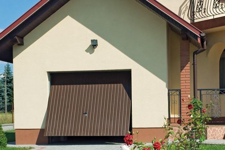 Portes basculantes à faire soi-même en carton ondulé - photos et idées