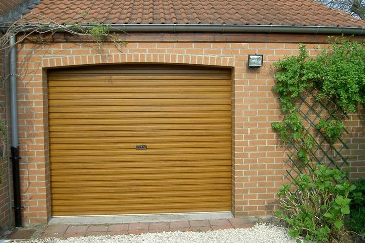 Portes basculantes à faire soi-même en carton ondulé - photos et idées