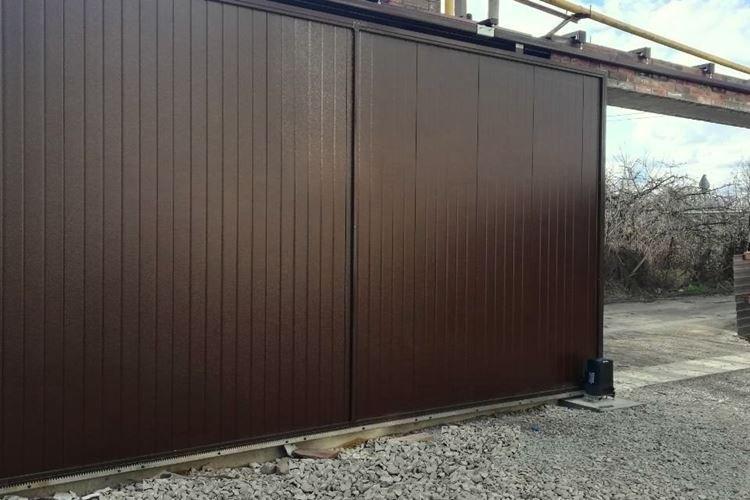 Portails coulissants à faire soi-même en carton ondulé avec suspension supérieure - photos et idées