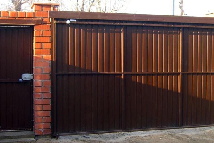 Portails coulissants à faire soi-même en carton ondulé avec suspension supérieure - photos et idées