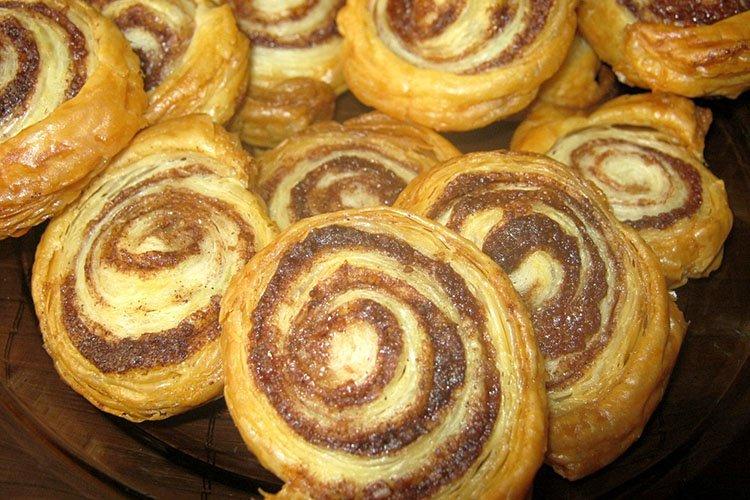 Petits pains aux escargots feuilletés à la cannelle - Recettes de pâte feuilletée