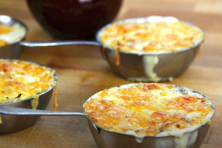 Julienne au poulet, champignons et crème - recette étape par étape avec une photo