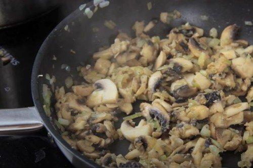 Julienne au poulet, champignons et crème - une recette pas à pas