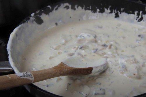 Julienne au poulet, champignons et crème - une recette pas à pas
