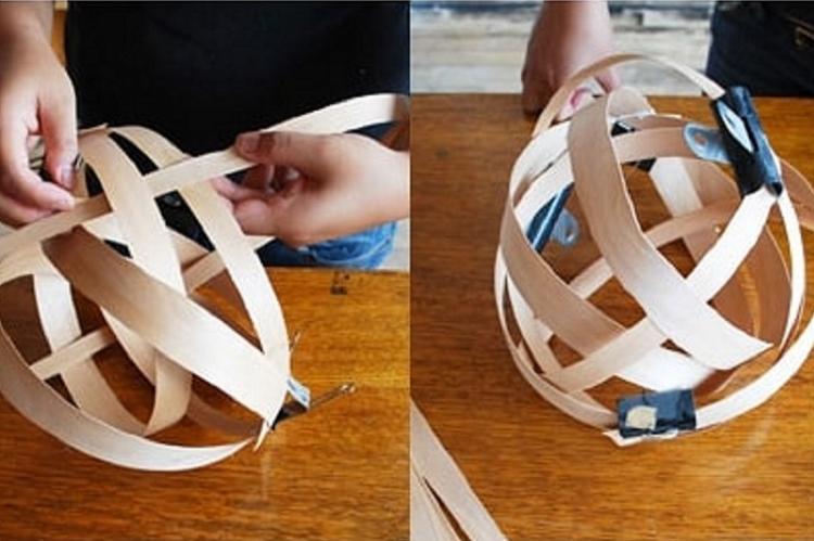 Plafond de bricolage pour un lustre en lames de bois