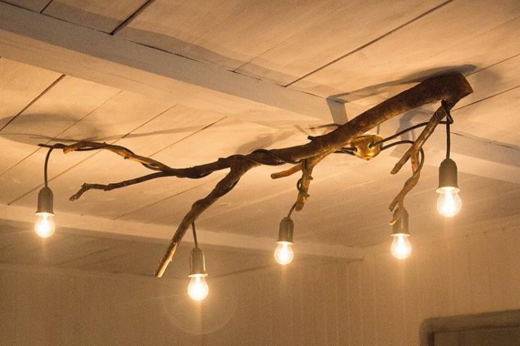 Plafond de bricolage fait de branches d'arbres